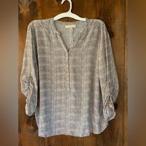 Lightweight blouse with convertible sleeves